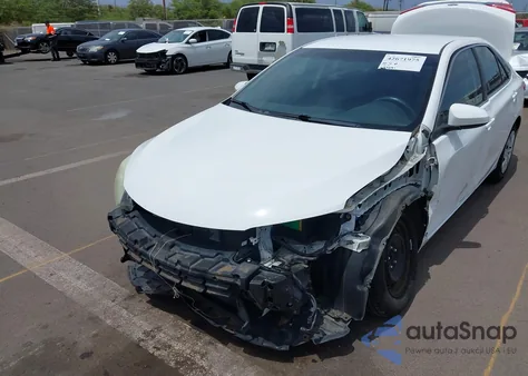 2015 Toyota Camry Le z USA, uszkodzony, nr VIN 4T1BF1FK5FU876517